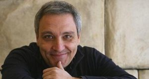 Maurizio de Giovanni – Troppo freddo per Settembre. Il 29 settembre in diretta streaming